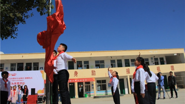 周口留守兒童的國慶節(jié)：敬隊(duì)禮、升國旗