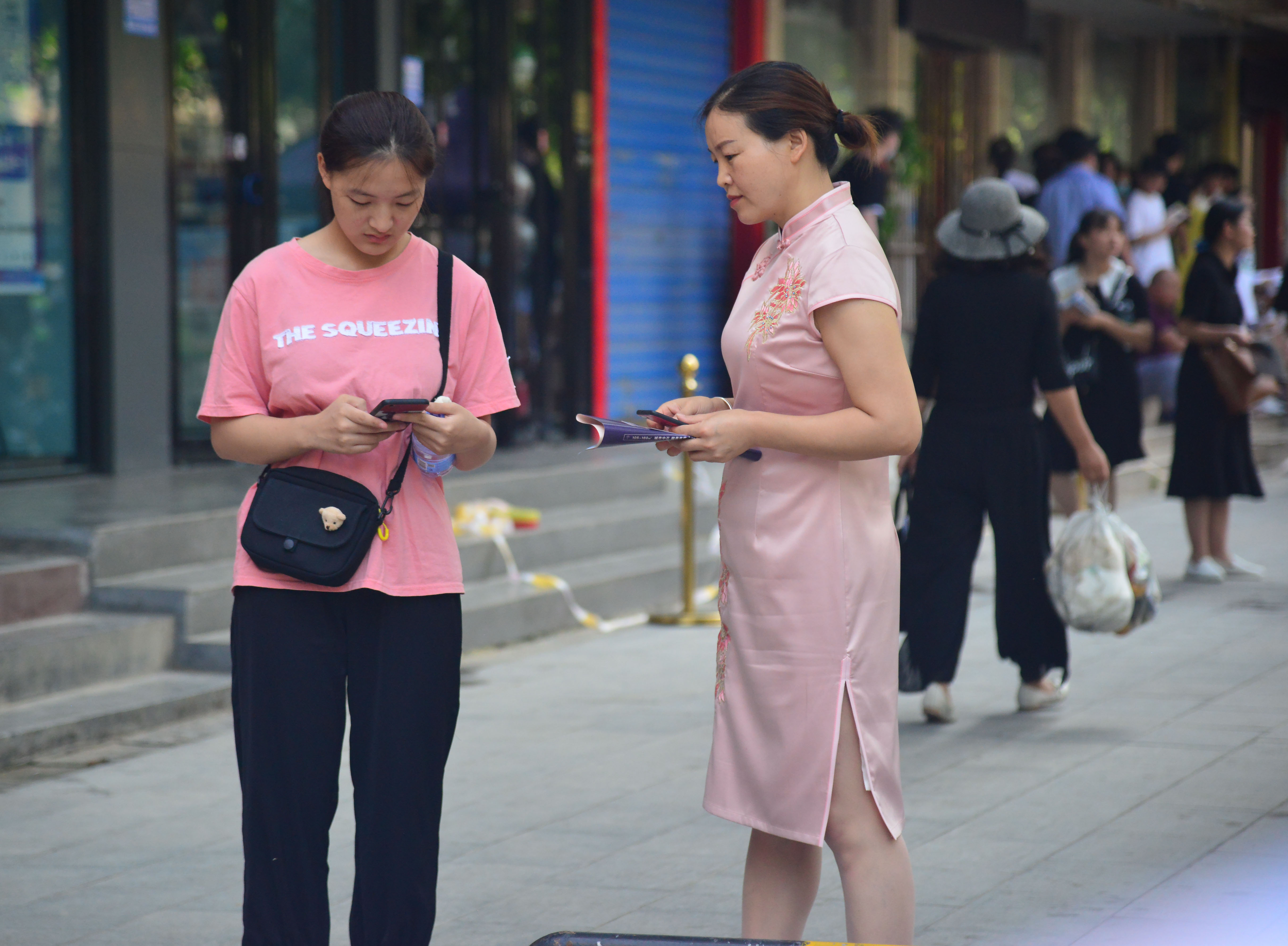 旗開得勝！高考考場(chǎng)外的旗袍媽媽們