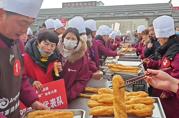 一口酥脆年味濃！鄧城油條大賽燃動新春